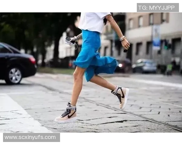 足球明星时尚新宠帽衫搭配展现个性与运动魅力