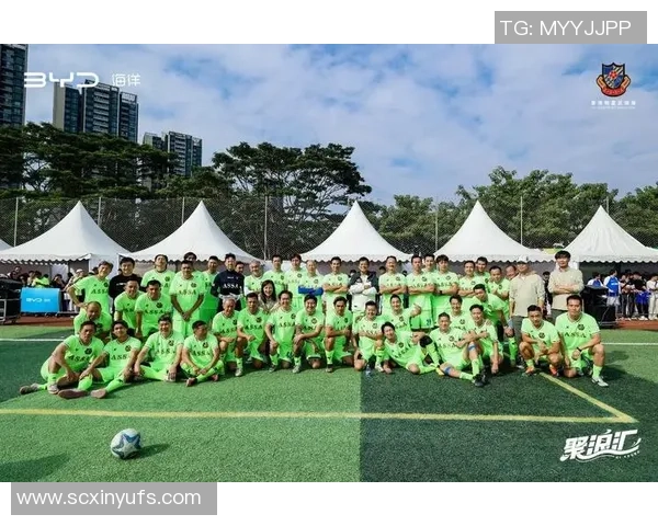 香港足球明星队精彩合照展现团结与拼搏精神的瞬间